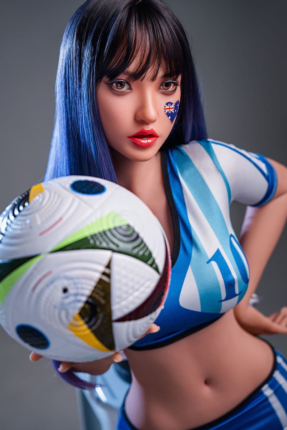 SY Doll 152cm/4ft12 Edwina：一款逼真的 TPE 性愛娃娃，擁有大胸部，俏皮且非常適合運動足球角色扮演